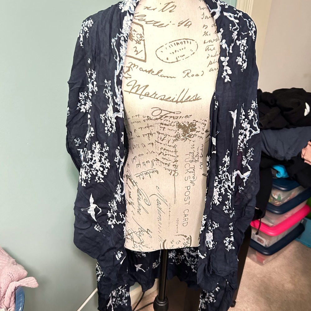 Women’s sleeveless blue and white shawl